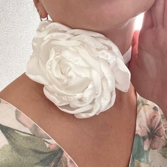 Son Paises Accessories - White Flower Choker OSFA NWT